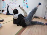 ストレッチ教室。横になって片足を上げている様子