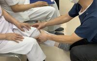 膝関節の終末強制回旋運動の評価を行っている様子