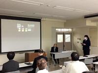 発表者が動画を使って説明している様子