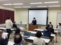 発表者が生徒からの質問に答えている様子