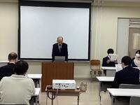 パソコンにまとめた原稿を音声読み上げ確認しながら発表を行っている様子