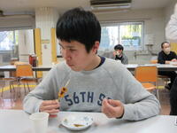 団子を食べている様子