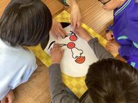 ふくわらいを楽しむ児童