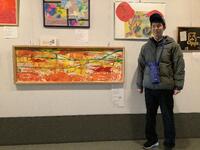 作品展で絵画を鑑賞する生徒