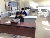 点字競技に取り組む児童生徒