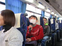 バスの車内でクイズに答えている児童