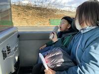 バスの車内で歌を歌っている幼児