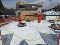 雪上メリーゴーランドに乗る児童