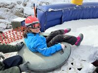 チュービングスライダーに乗る児童