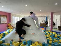 アイスマウンテンで遊ぶ児童