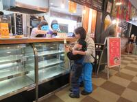 売店でソフトクリームを買う児童