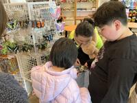 売店でおみやげを見ている児童