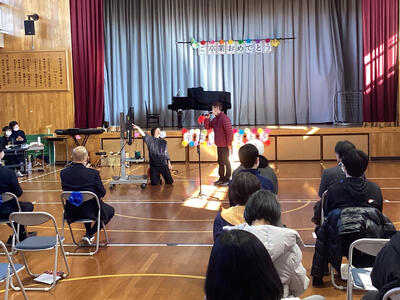 生徒によるカラオケ熱唱