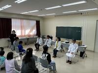 獣医さんの紹介を聞く幼児児童たち