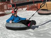 雪上メリーゴーランドに乗る児童