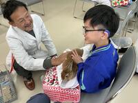 うさぎを抱っこする児童