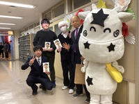 高等部の卒業生・修了生とぐんもーちゃんの記念撮影