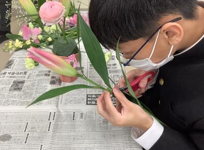 【代替テキスト　アレンジメントの様子１　ユリの茎を切ってみる】