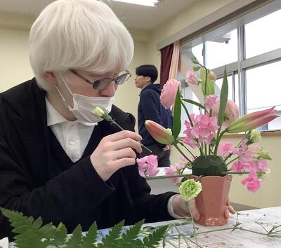 【代替テキスト　アレンジメントの様子２　カーネーションを生けてみる】