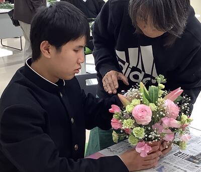 【代替テキスト　アレンジメントの様子３　かすみ草を生けてみる】