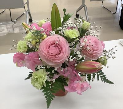 【代替テキスト　完成したフラワーアレンジメント】