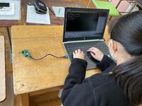 コードを入力している様子