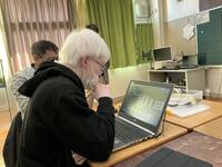 コードを読み、理解している様子