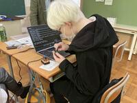 センサーを体感している様子