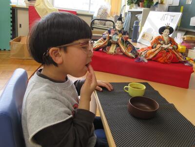 ひなあられを食べる幼児