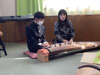 【生徒の質問に答える講師の写真】