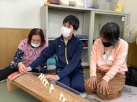 【一人ずつ細かく教えてもらっている写真】