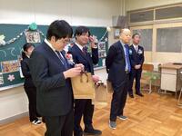 高等部専攻科の修了生と教室でお別れしている様子