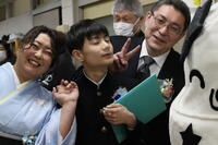 中学部卒業式後、担任、副担任の先生、ぐんもーちゃんと写真撮影