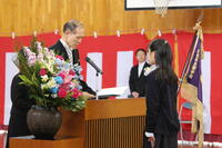 小学部児童への卒業証書授与の様子