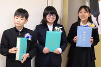 小学部・中学部卒業証書授与式の後、卒業生皆で記念撮影