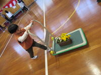 小学部・中学部の卒業式の会場準備で花を運ぶ幼児