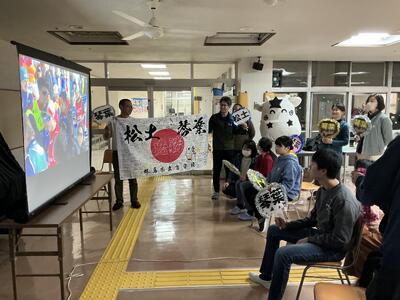 寄宿舎で冬季パラリンピックに出場した松土琴葉選手を応援する様子