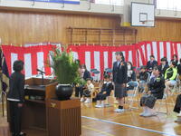 入学式で呼名されて起立する新入生