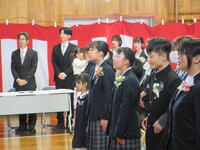 入学式で起立している新入生の幼児児童生徒