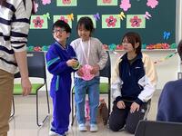 新入生にプレゼントを渡している様子
