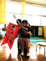 自作のこいのぼりを持つ女児