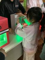 信号機の形を触って確認する様子