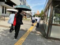 前橋駅に向かって歩く生徒と教師たち