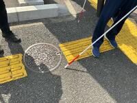 マンホールによって点字ブロックが分断されている