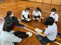 実際に歩いて気づいた危険箇所について話し合っている様子