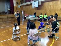 小学部の児童が警察官の腹話術によるお話を聞いている様子