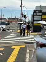 高等部の生徒が通学路を歩いている様子