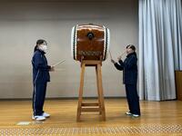 大太鼓を叩く生徒の様子