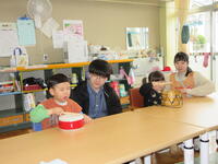 幼児が朝の会で楽器太鼓遊びをしている様子