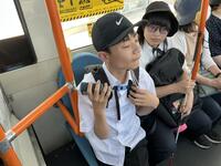 公共のルール・マナーを守ってバス乗車する生徒たち